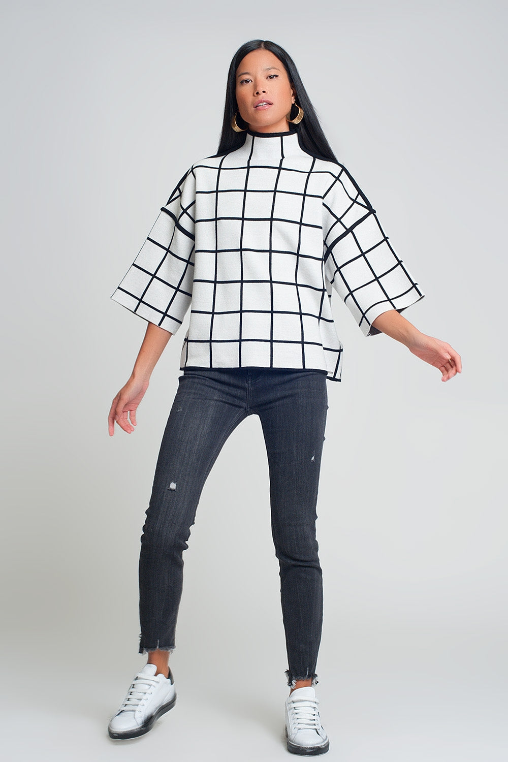mid rise jeans in black with raw hem - Denim