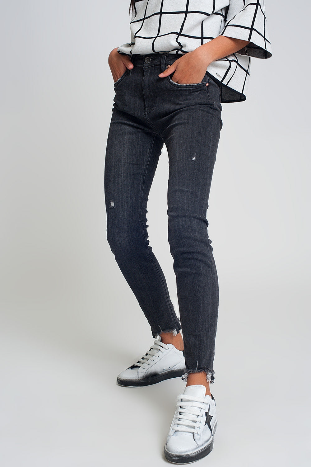 mid rise jeans in black with raw hem - Denim