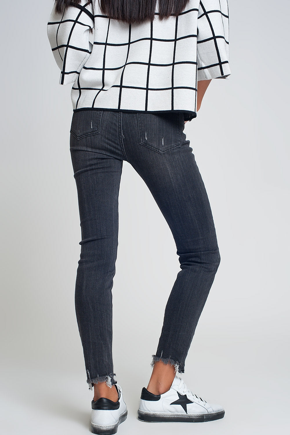 mid rise jeans in black with raw hem - Denim