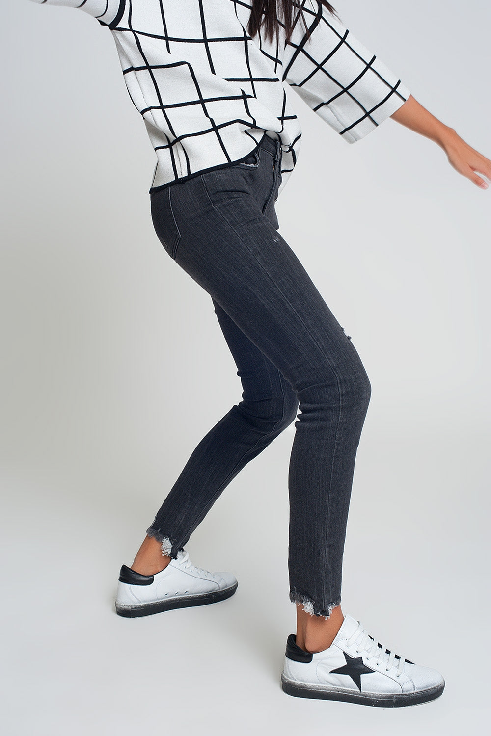 mid rise jeans in black with raw hem - Denim