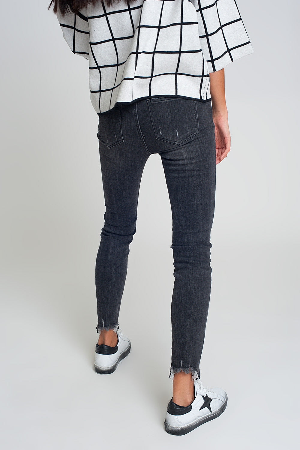 mid rise jeans in black with raw hem - Denim