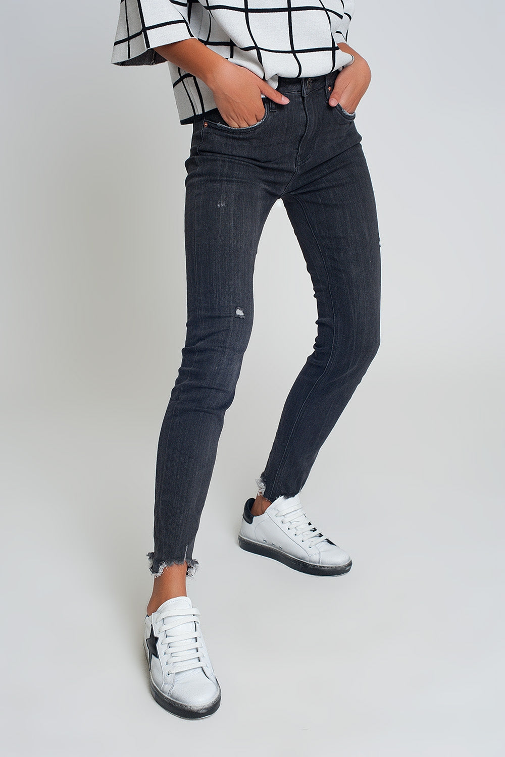 mid rise jeans in black with raw hem - Denim