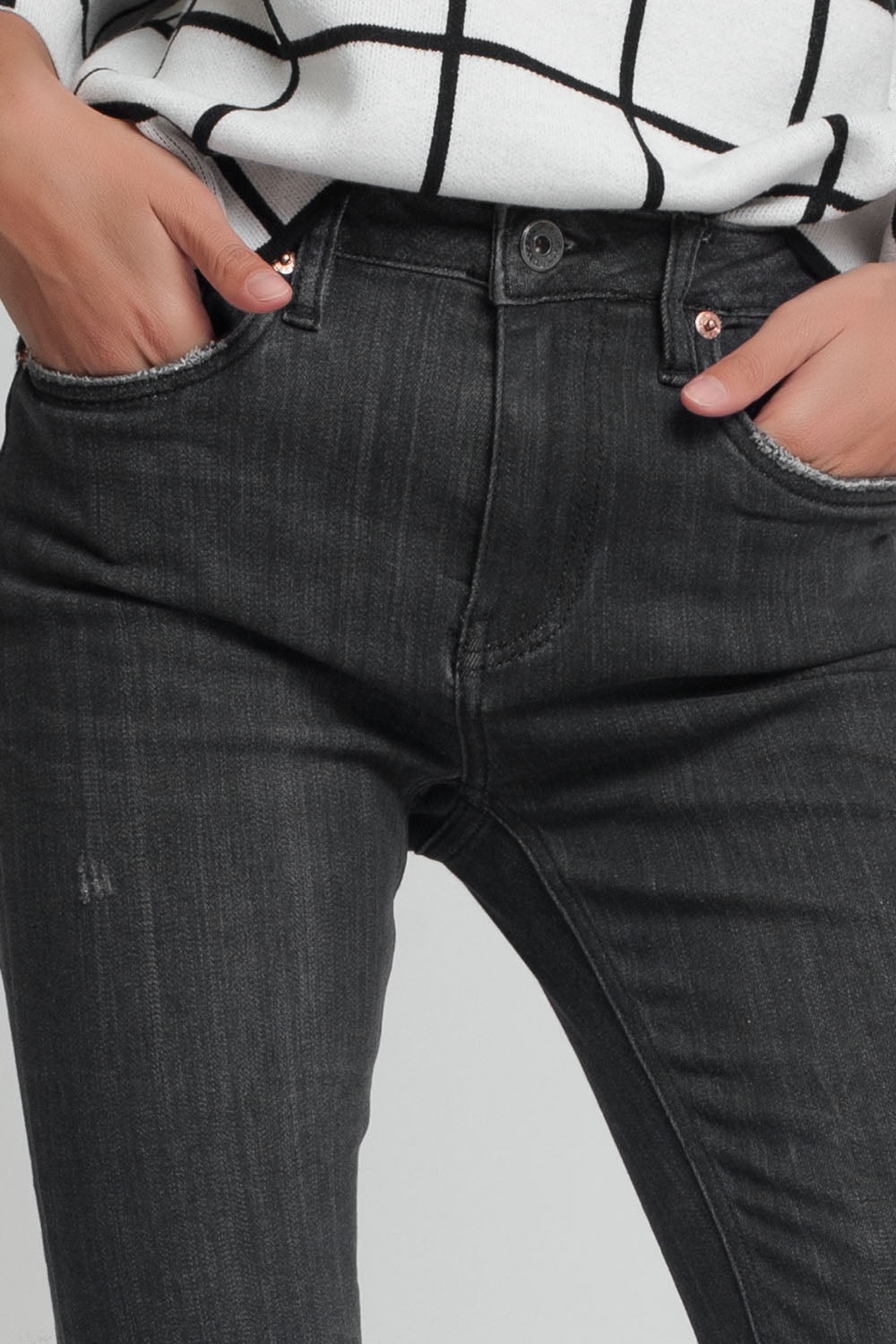 mid rise jeans in black with raw hem - Denim