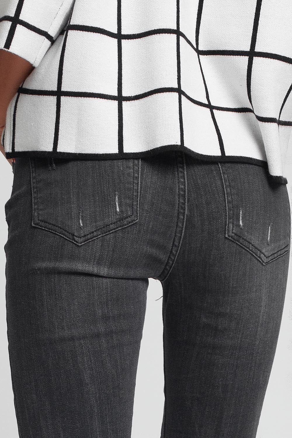 mid rise jeans in black with raw hem - Denim