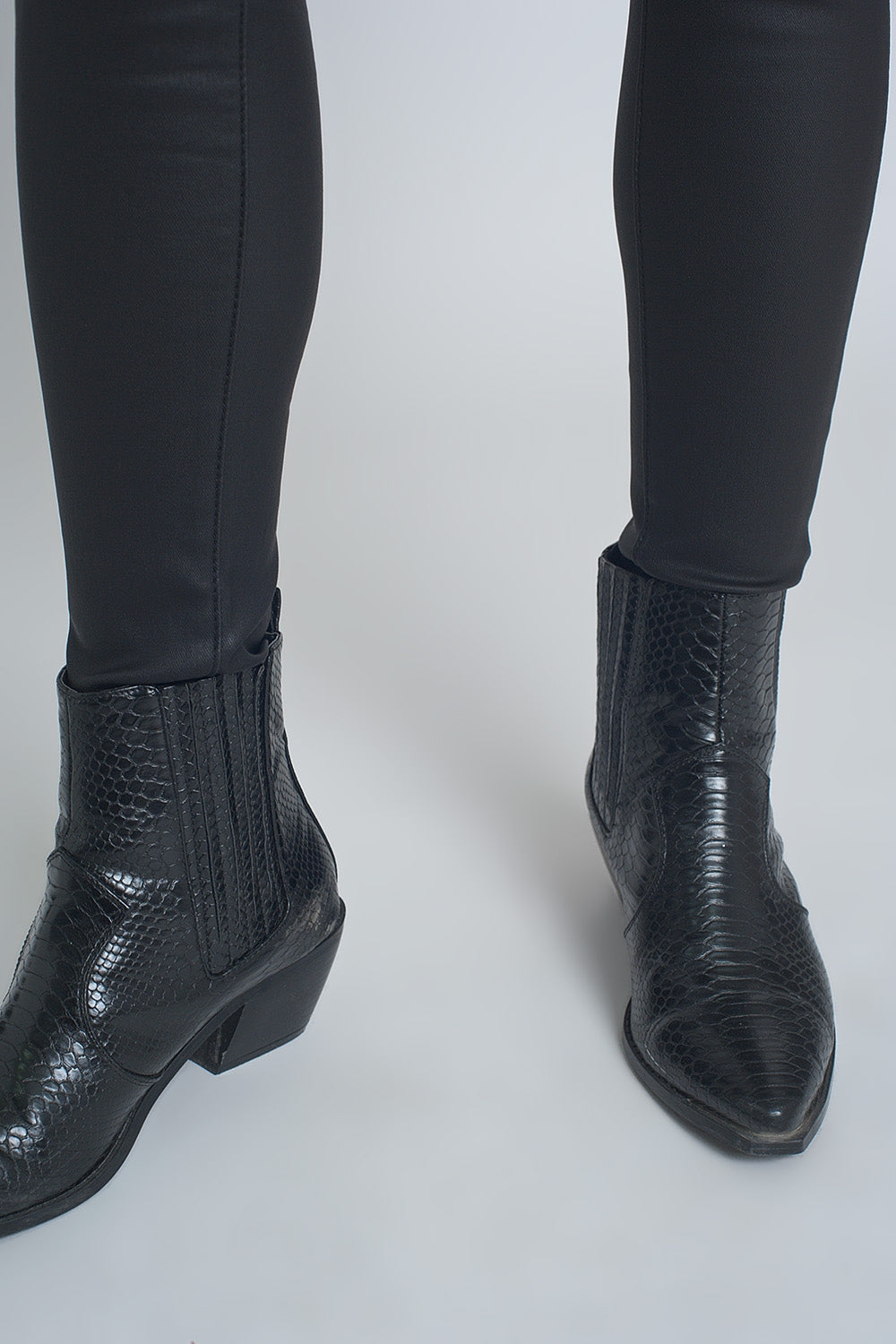 Faux leather skinny trousers in black colour - trousers