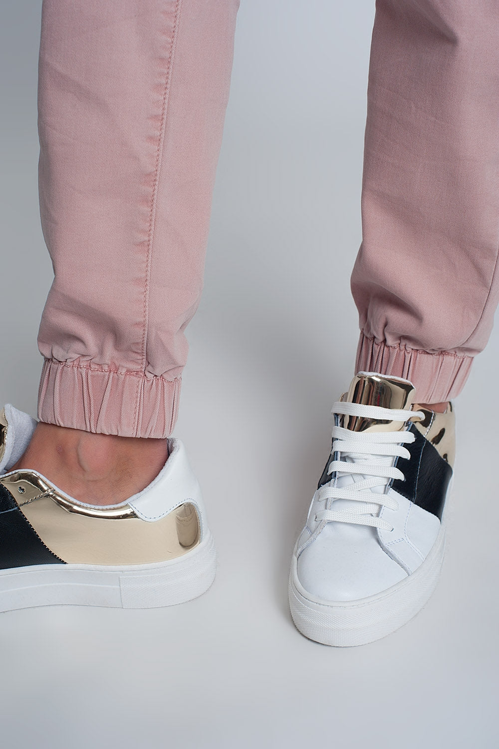 Cuffed utility pants with chain in pink