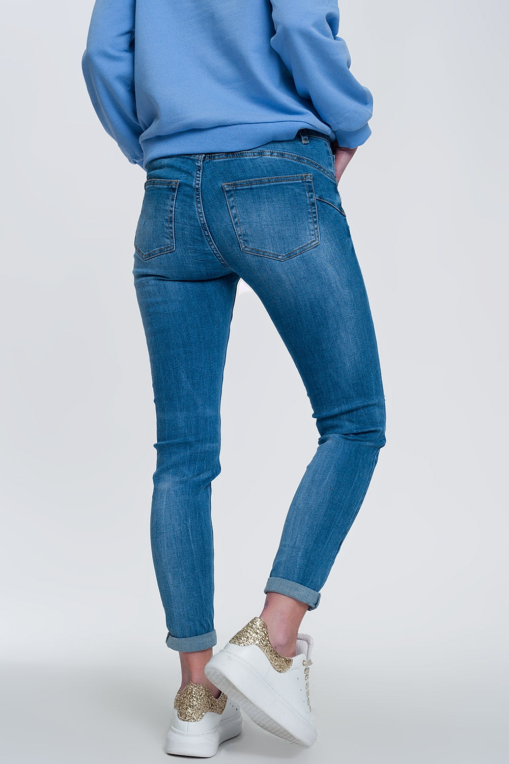 Jean skinny en denim clair avec ourlets repliés et détails déchirés