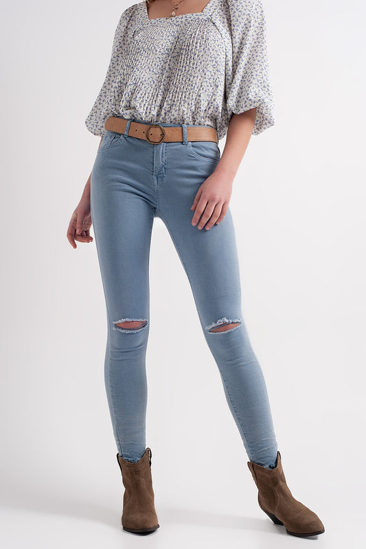 Jean with distressed knee in blue - Denim