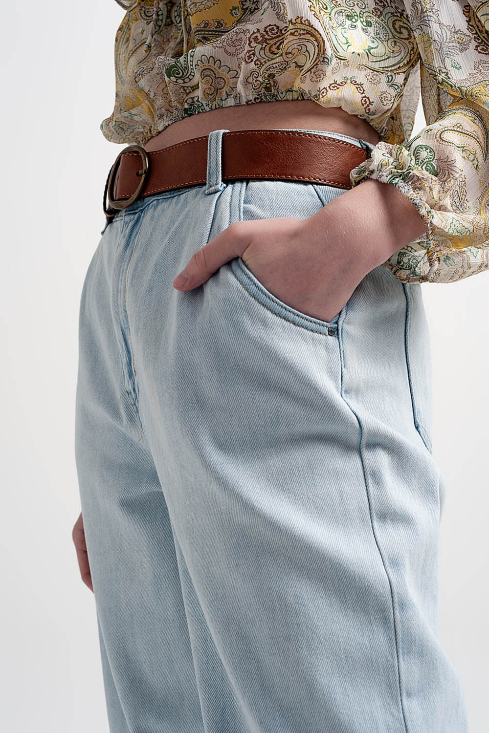 High rise slouchy mom jeans in lightwash - Denim