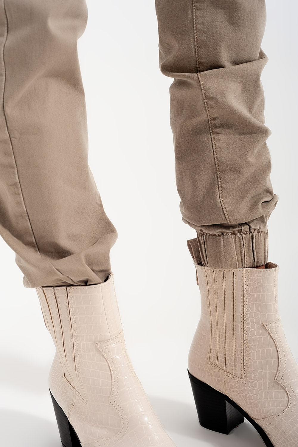 Cuffed utility pants with chain in beige - Coloured Jeans