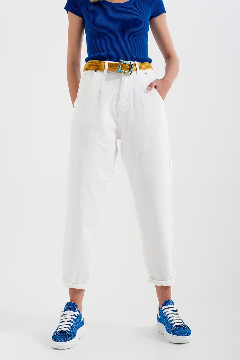 High rise mom jeans with pleat front in white - Coloured Jeans
