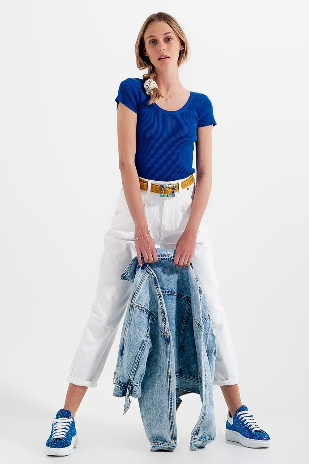 High rise mom jeans with pleat front in white - Coloured Jeans