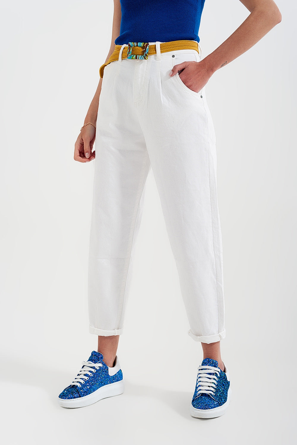 High rise mom jeans with pleat front in white - Coloured Jeans