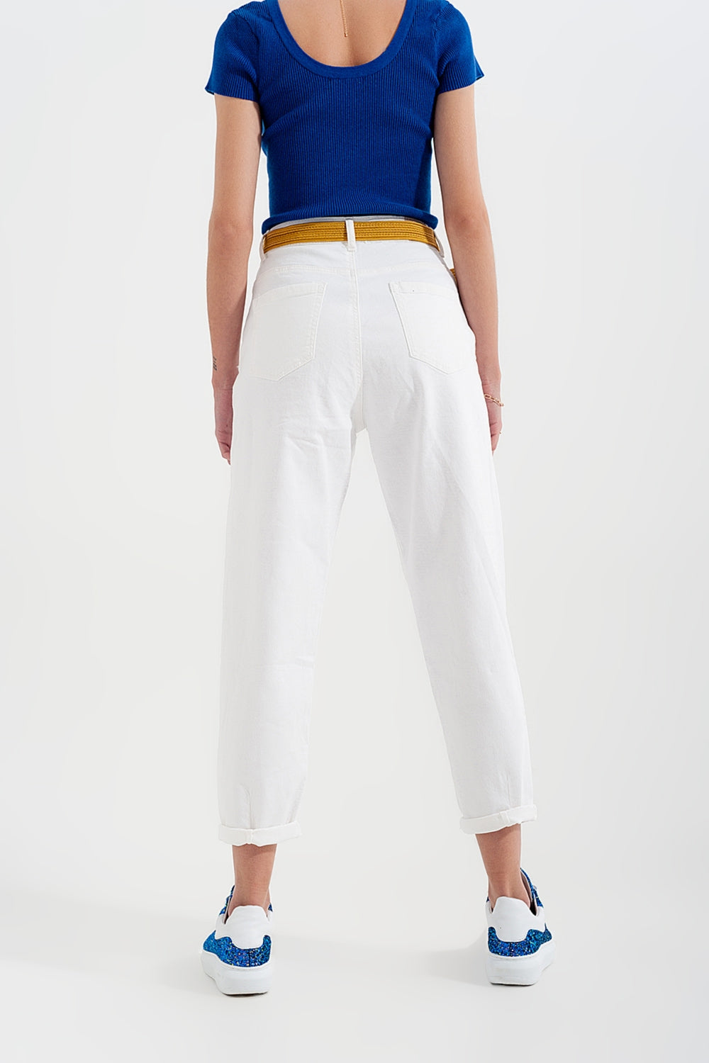 High rise mom jeans with pleat front in white - Coloured Jeans