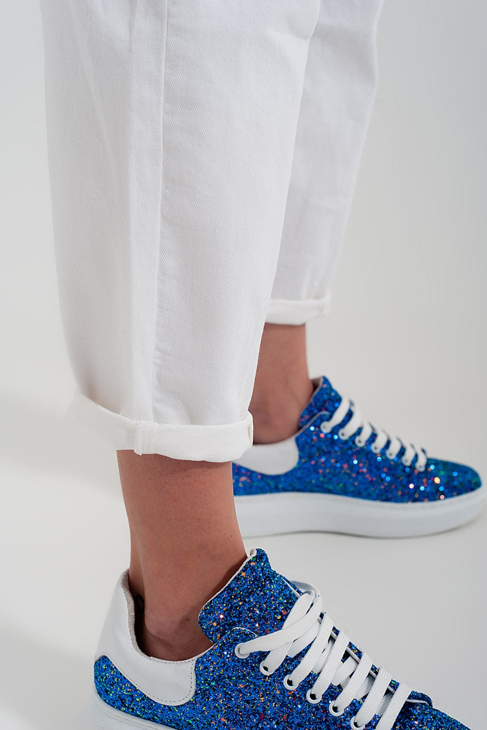 High rise mom jeans with pleat front in white - Coloured Jeans