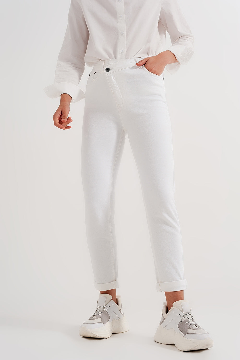 Slim jeans with asymmetric button in cream - Coloured Jeans