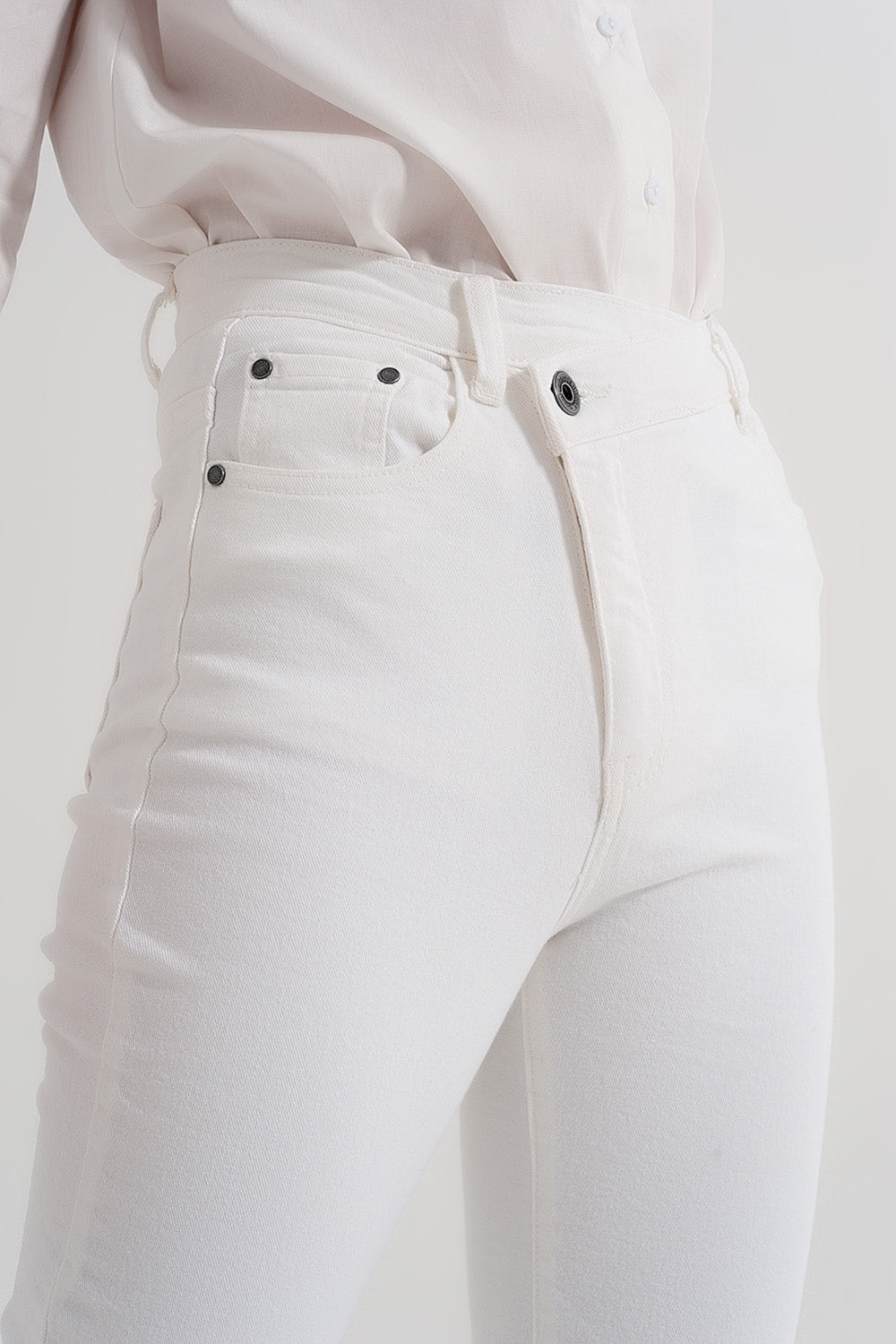 Slim jeans with asymmetric button in cream - Coloured Jeans