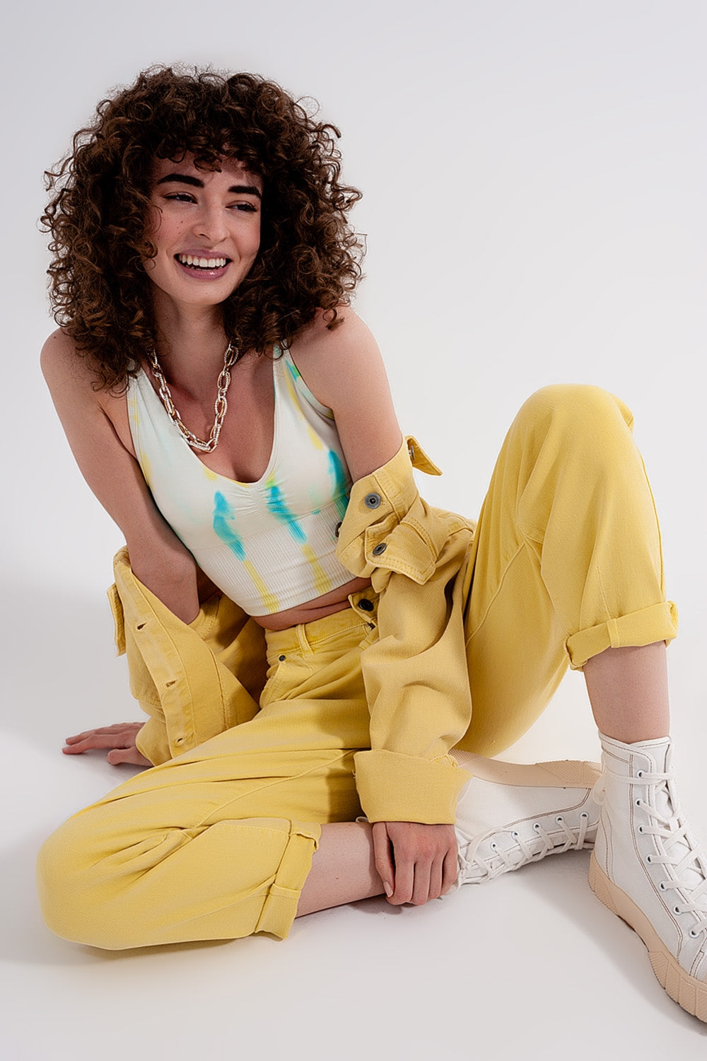 High rise mom jeans with pleat front in yellow - Coloured Jeans
