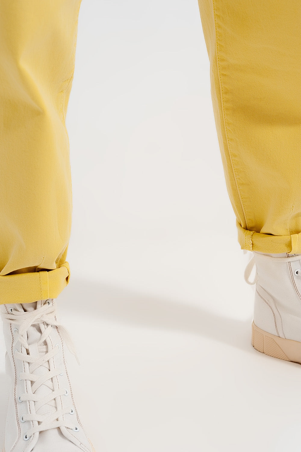 High rise mom jeans with pleat front in yellow - Coloured Jeans