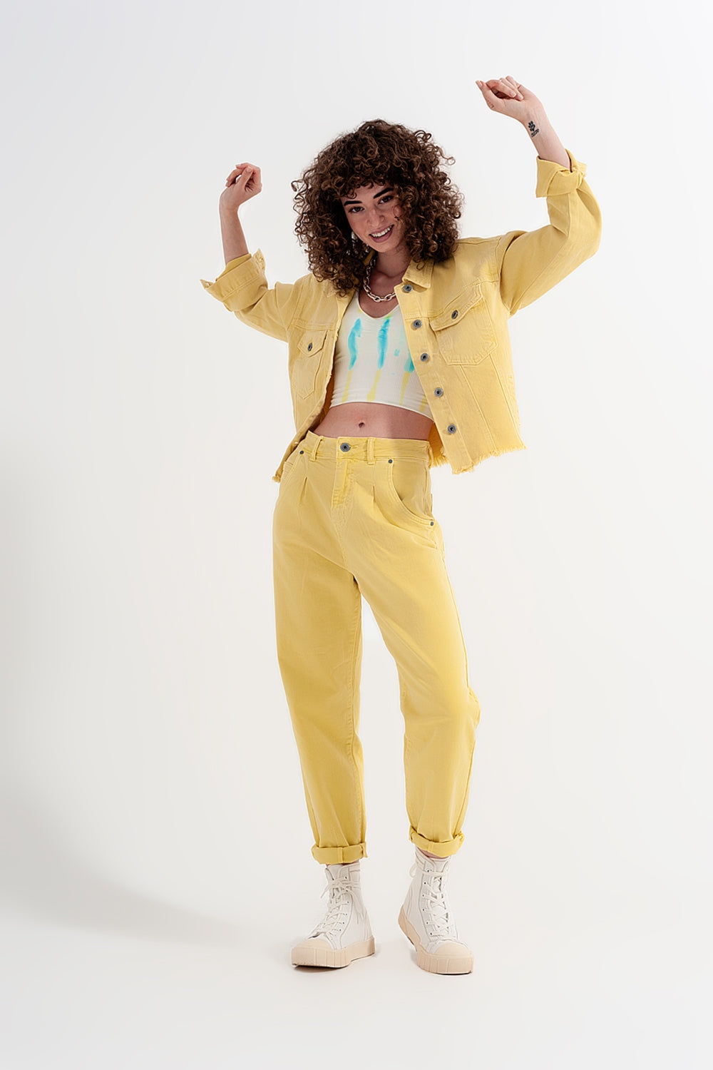 High rise mom jeans with pleat front in yellow - Coloured Jeans