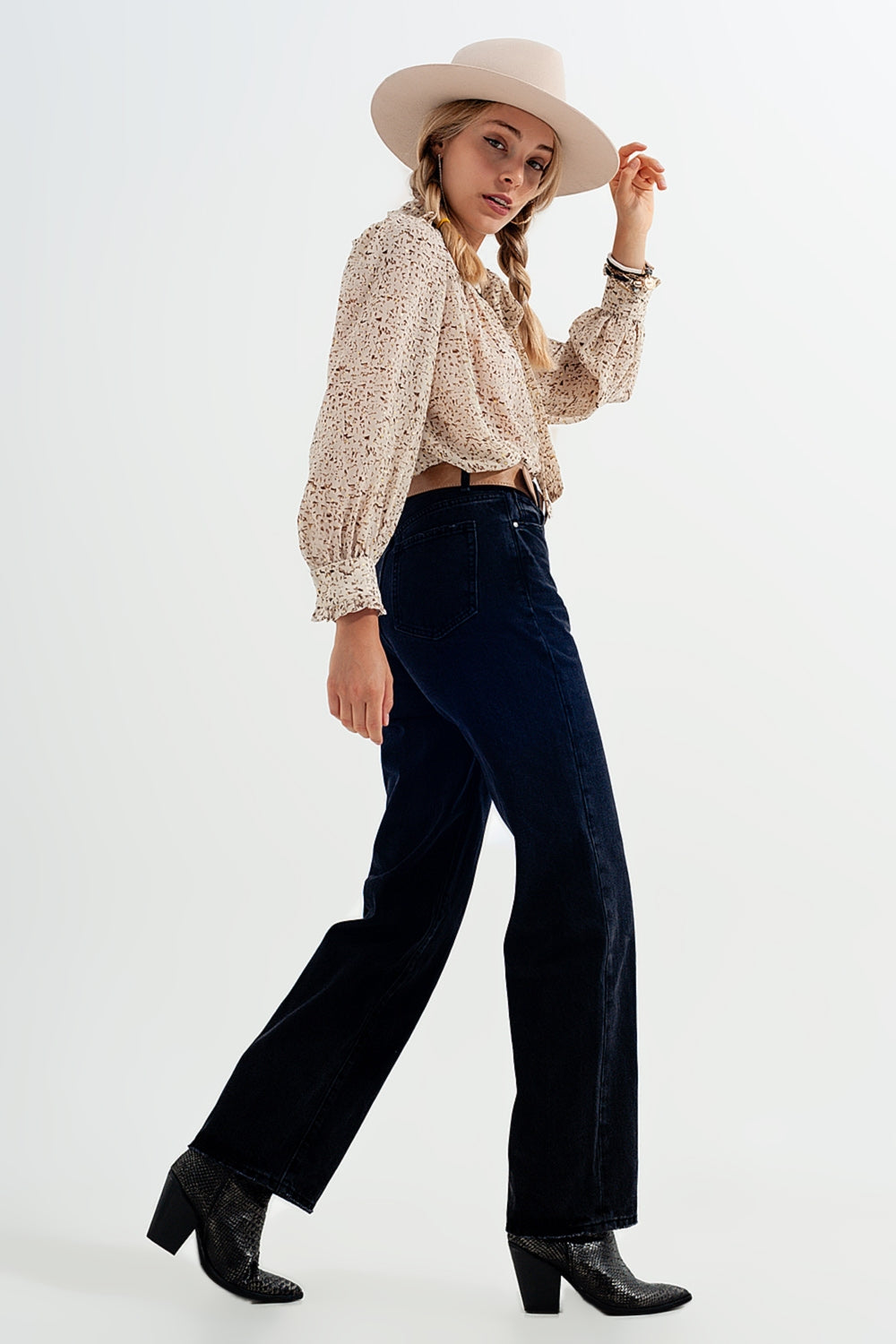 high rise straight jeans in washed black - Coloured Jeans