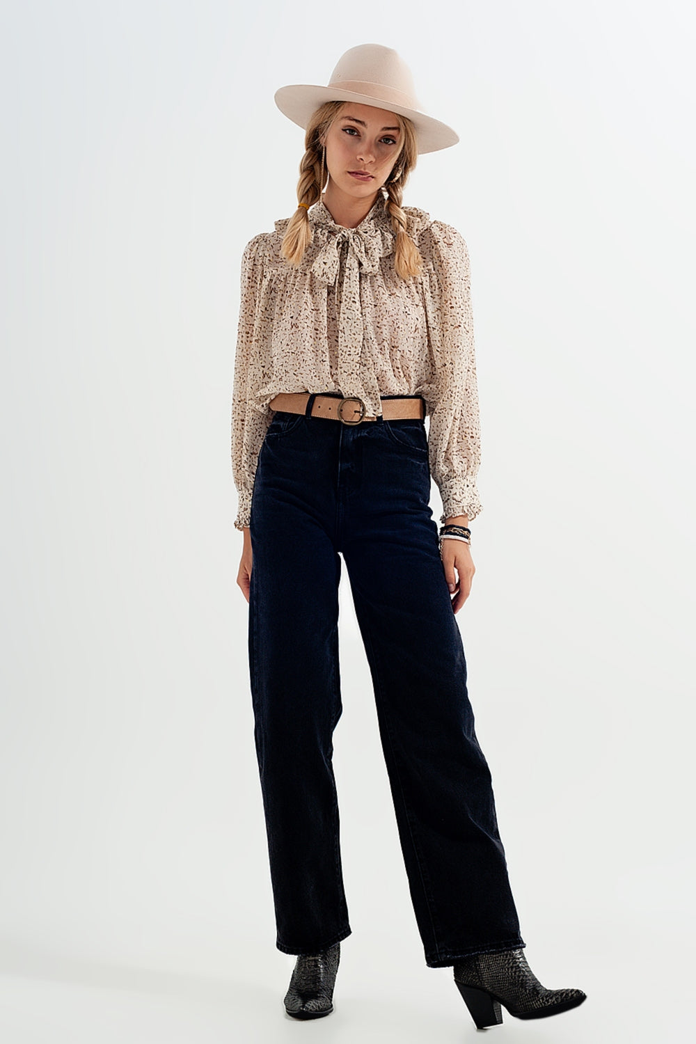 high rise straight jeans in washed black - Coloured Jeans