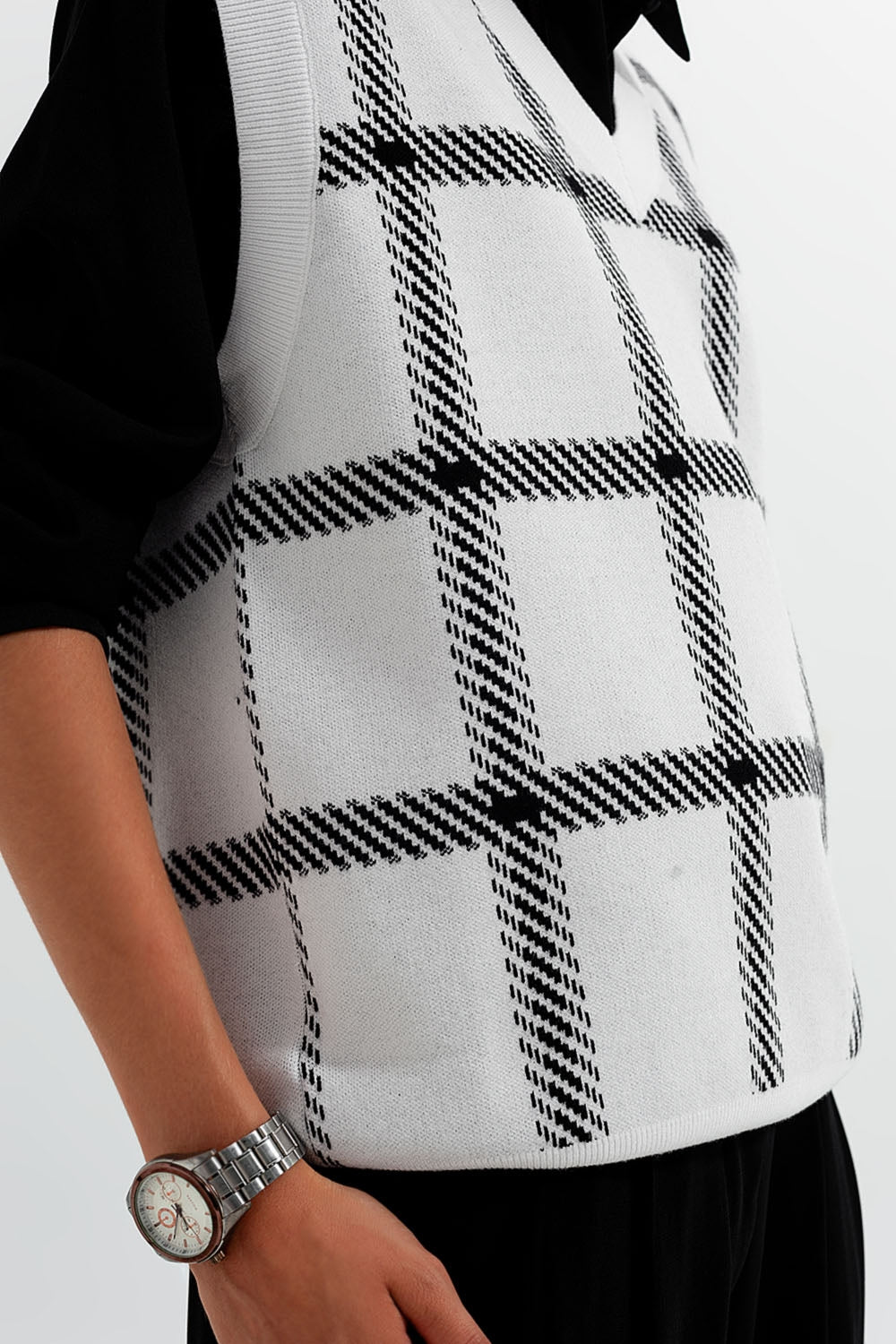 Knitted vest with big crosshatches