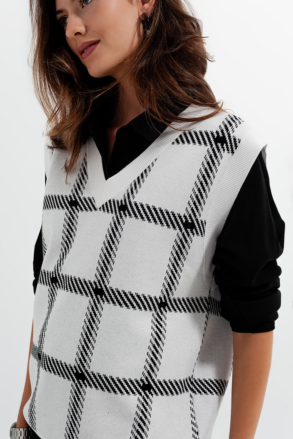 Knitted vest with big crosshatches