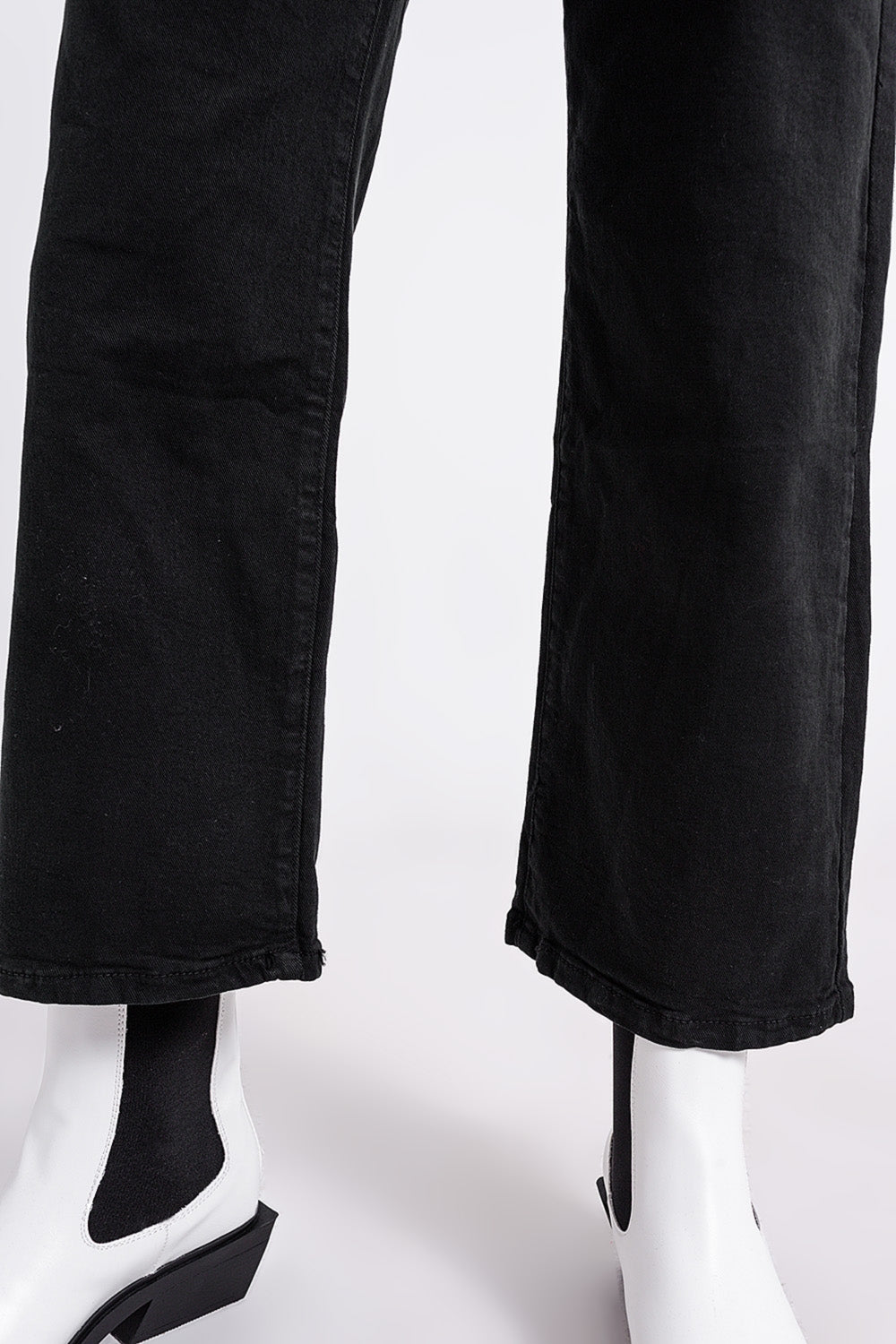 Cropped wide leg jeans in black - Coloured Jeans