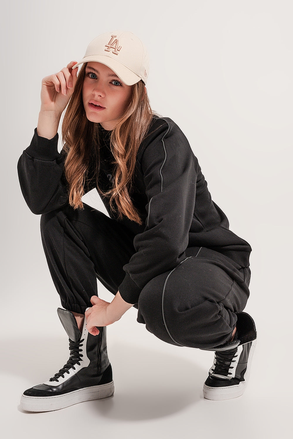 Joggers with drawstring waist and front seam in black - trousers