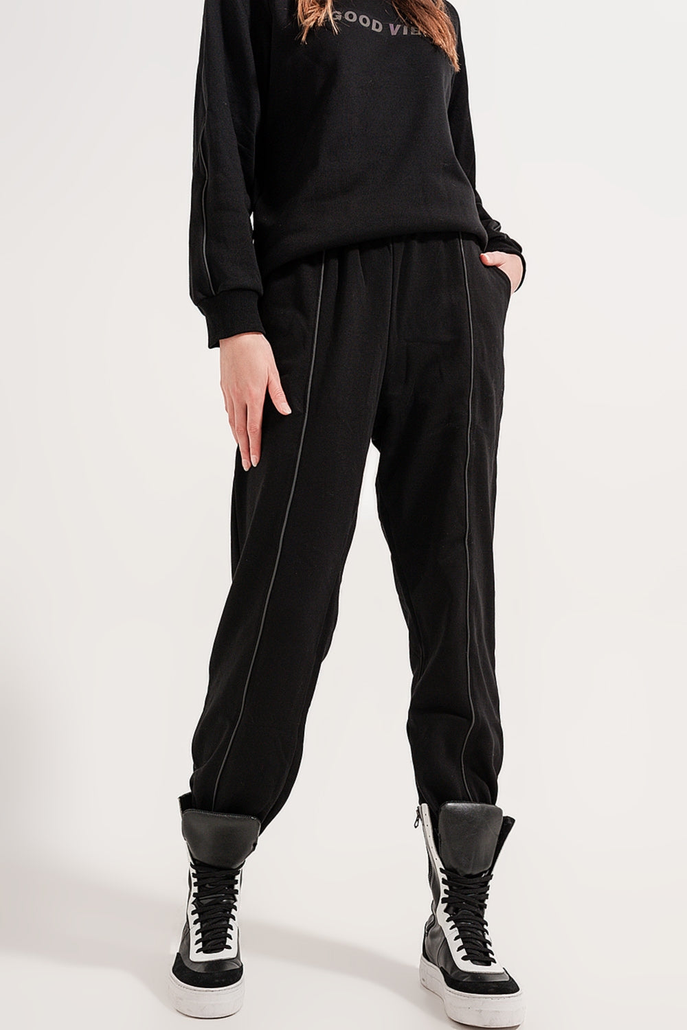 Joggers with drawstring waist and front seam in black - trousers