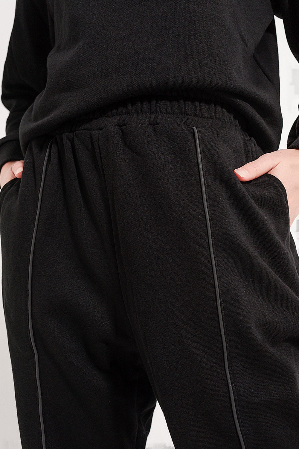 Joggers with drawstring waist and front seam in black - trousers