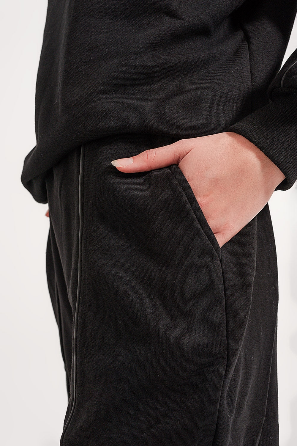 Joggers with drawstring waist and front seam in black - trousers