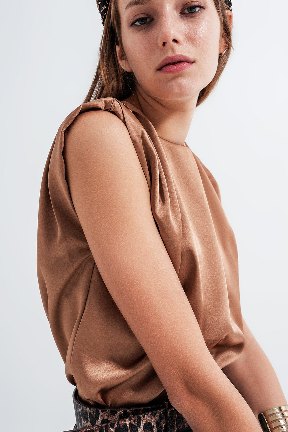 Ärmelloses gerafftes Wickeloberteil aus Satin in gold - Shirts, top