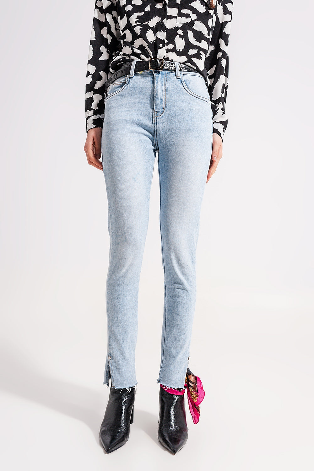 High waist jeans with slit hem in vintage wash - Denim