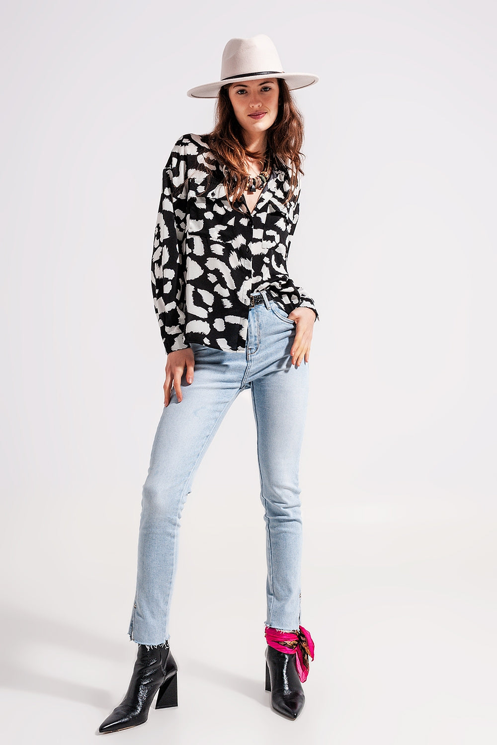 High waist jeans with slit hem in vintage wash - Denim