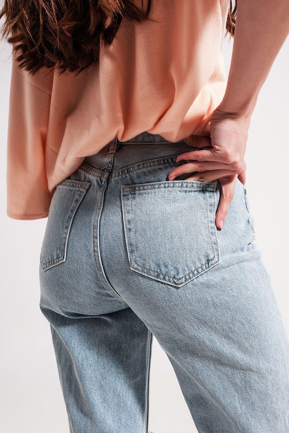 High rise mom jeans in lightwash with rips - Denim