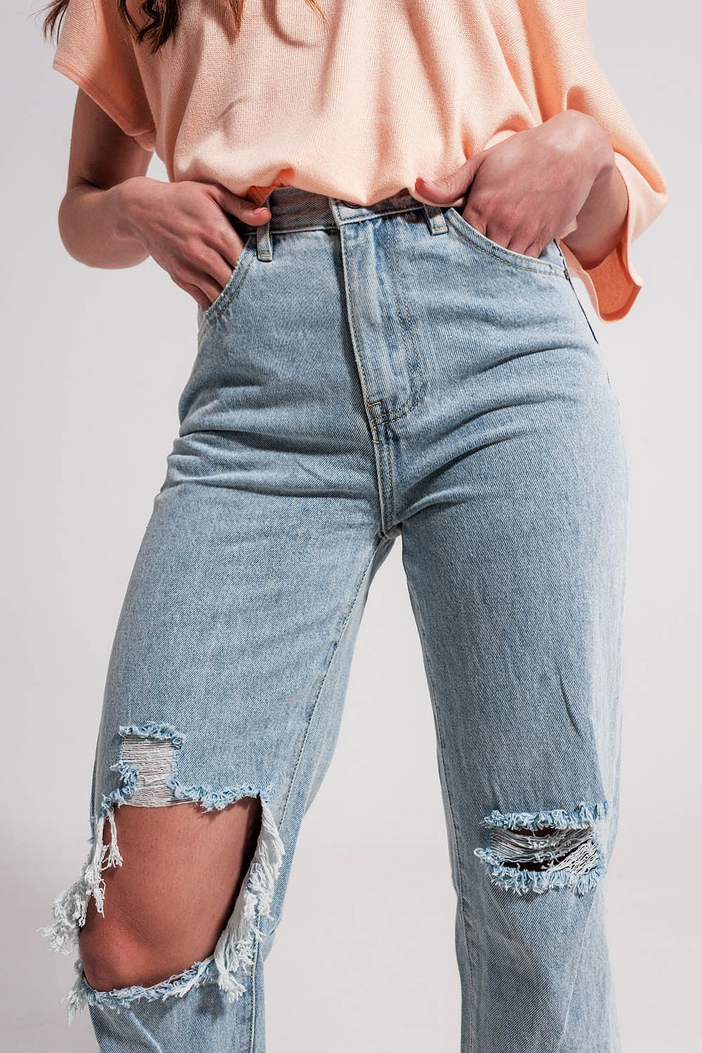 High rise mom jeans in lightwash with rips - Denim