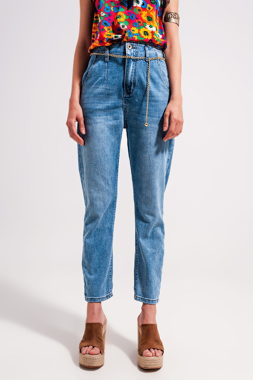 Jean taille haute coupe droite avec détails de ceinture délavage clair