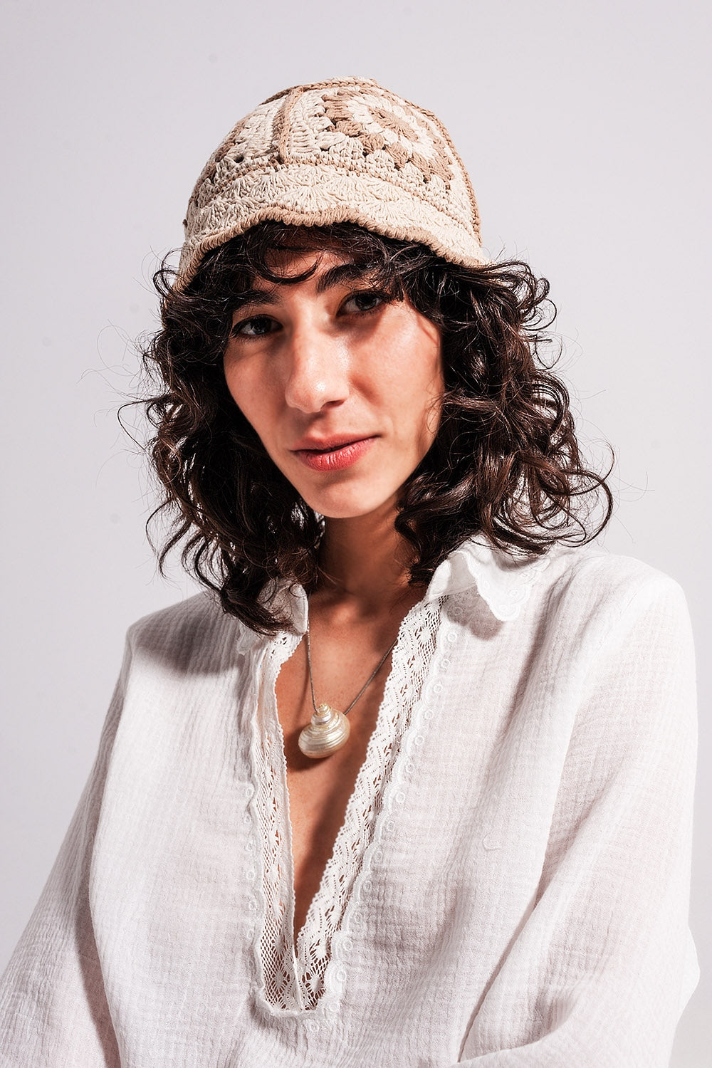 Crochet bucket hat with daisy detail in beige