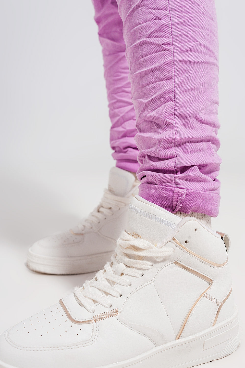 Exposed buttons skinny jeans in pink