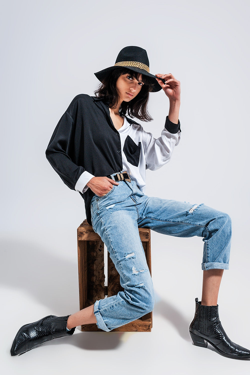Distressed straight leg jean in medium denim - Denim