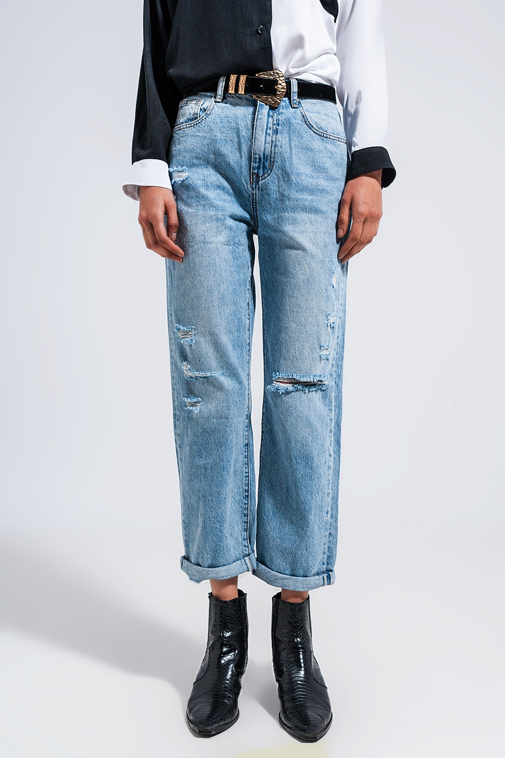 Distressed straight leg jean in medium denim - Denim