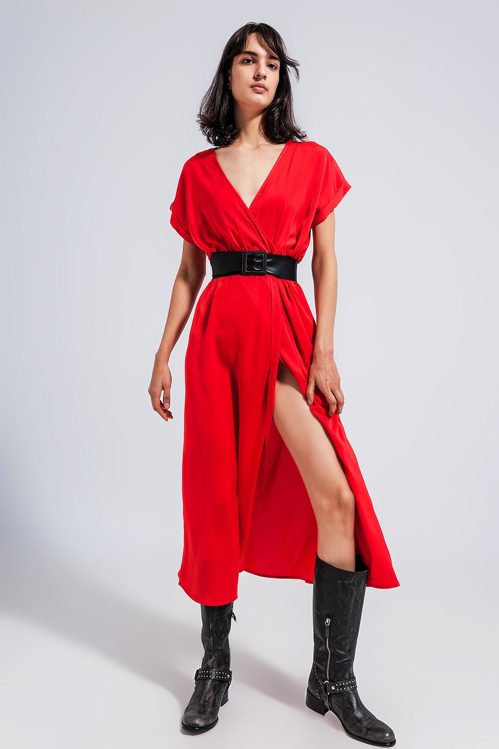 Robe longue en satin rouge à manches courtes