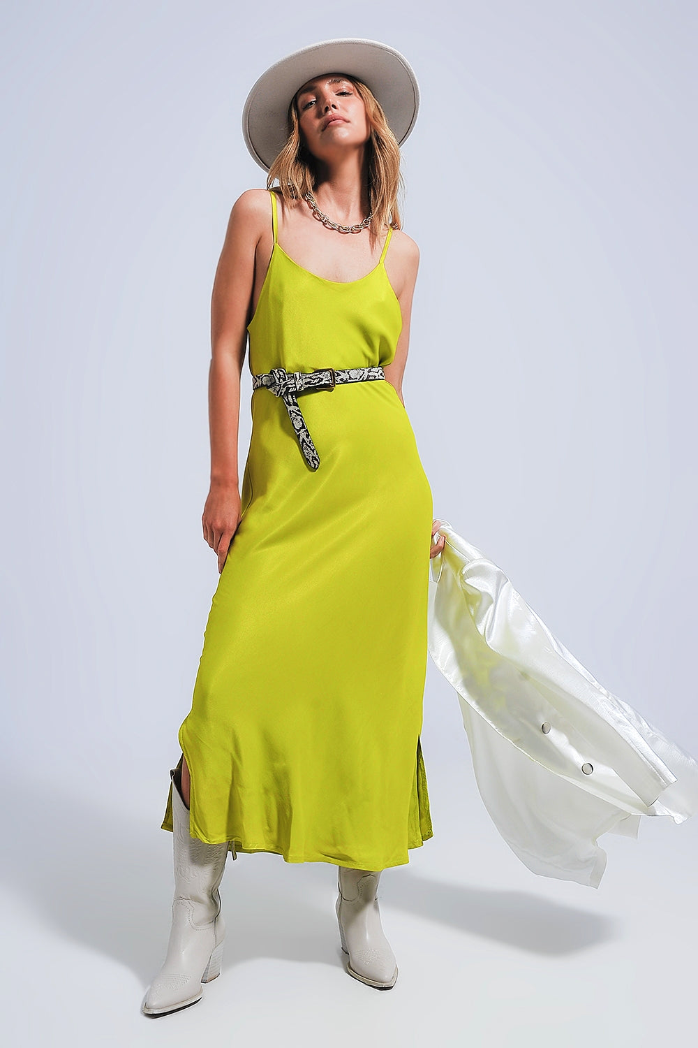 Robe nuisette midi verte en satin à fines bretelles