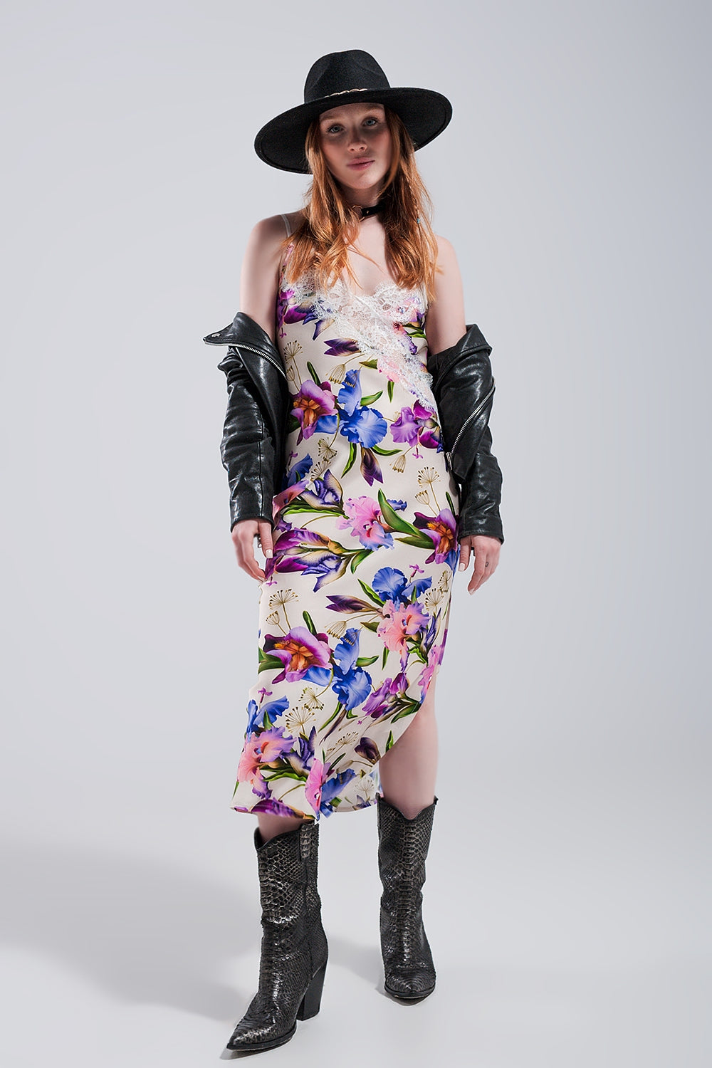Robe midi en satin beige à dos en V et imprimé floral contrastant