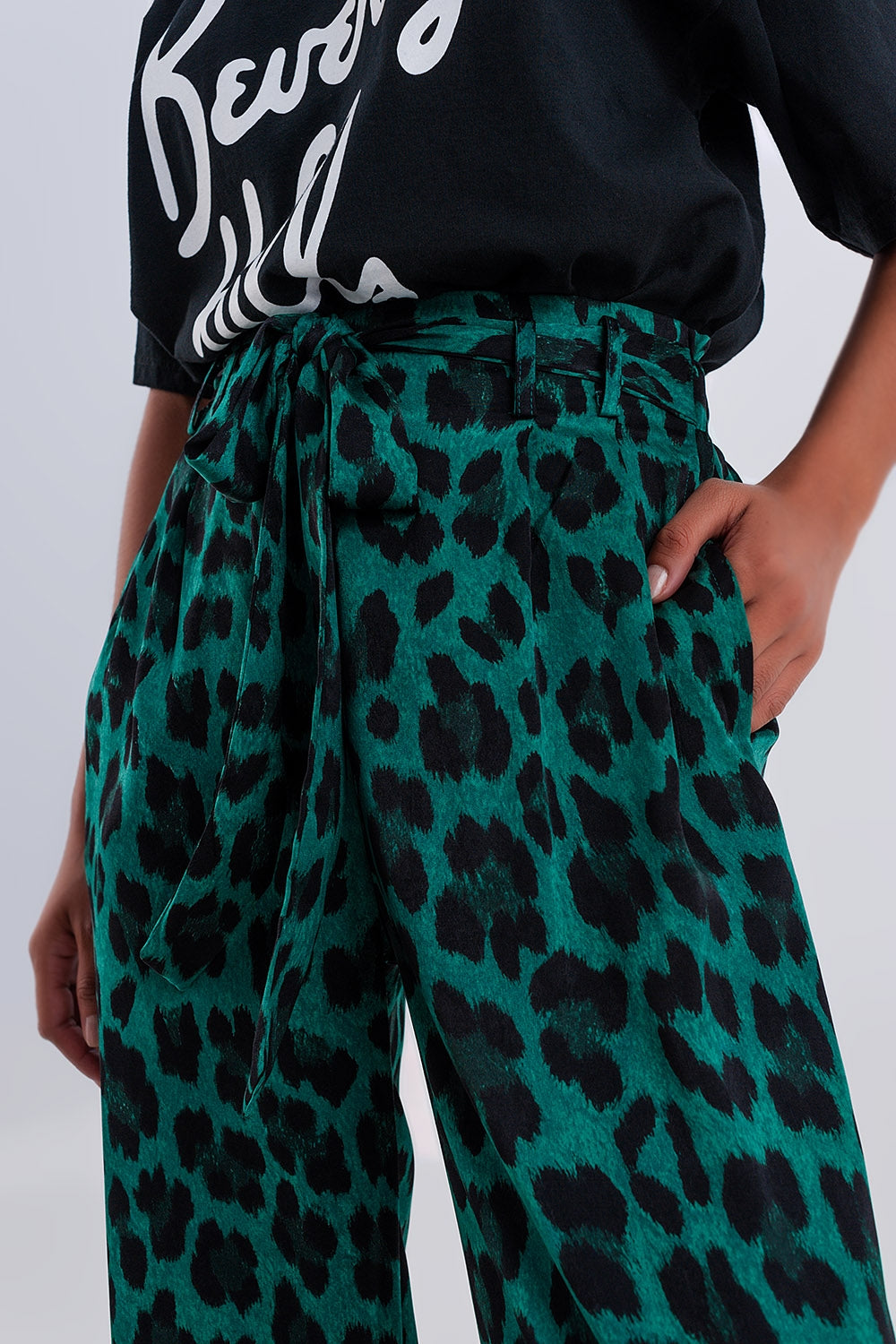 Wide leg pants in green leopard print - trousers
