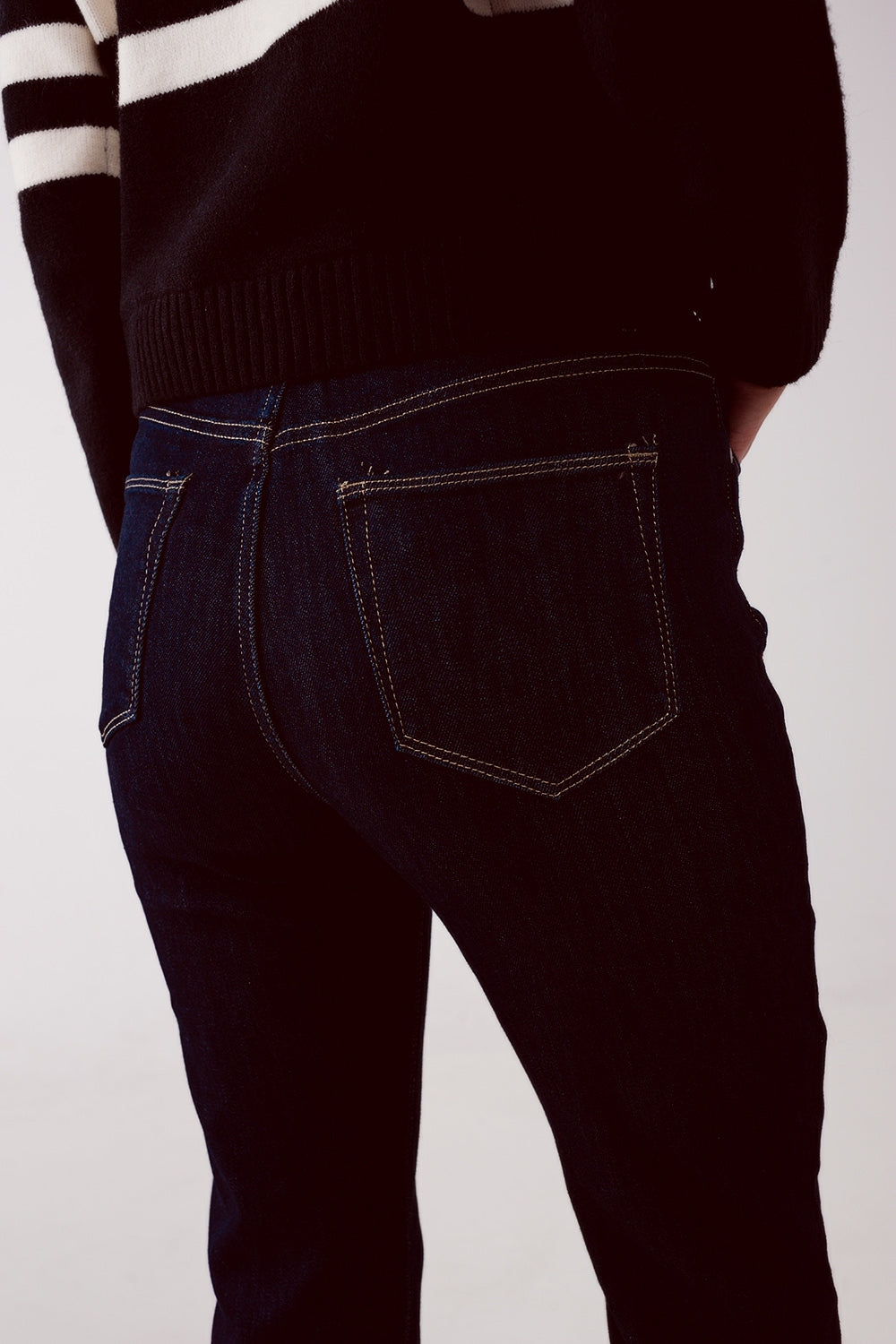 straight fit jeans in dark wash blue - Denim