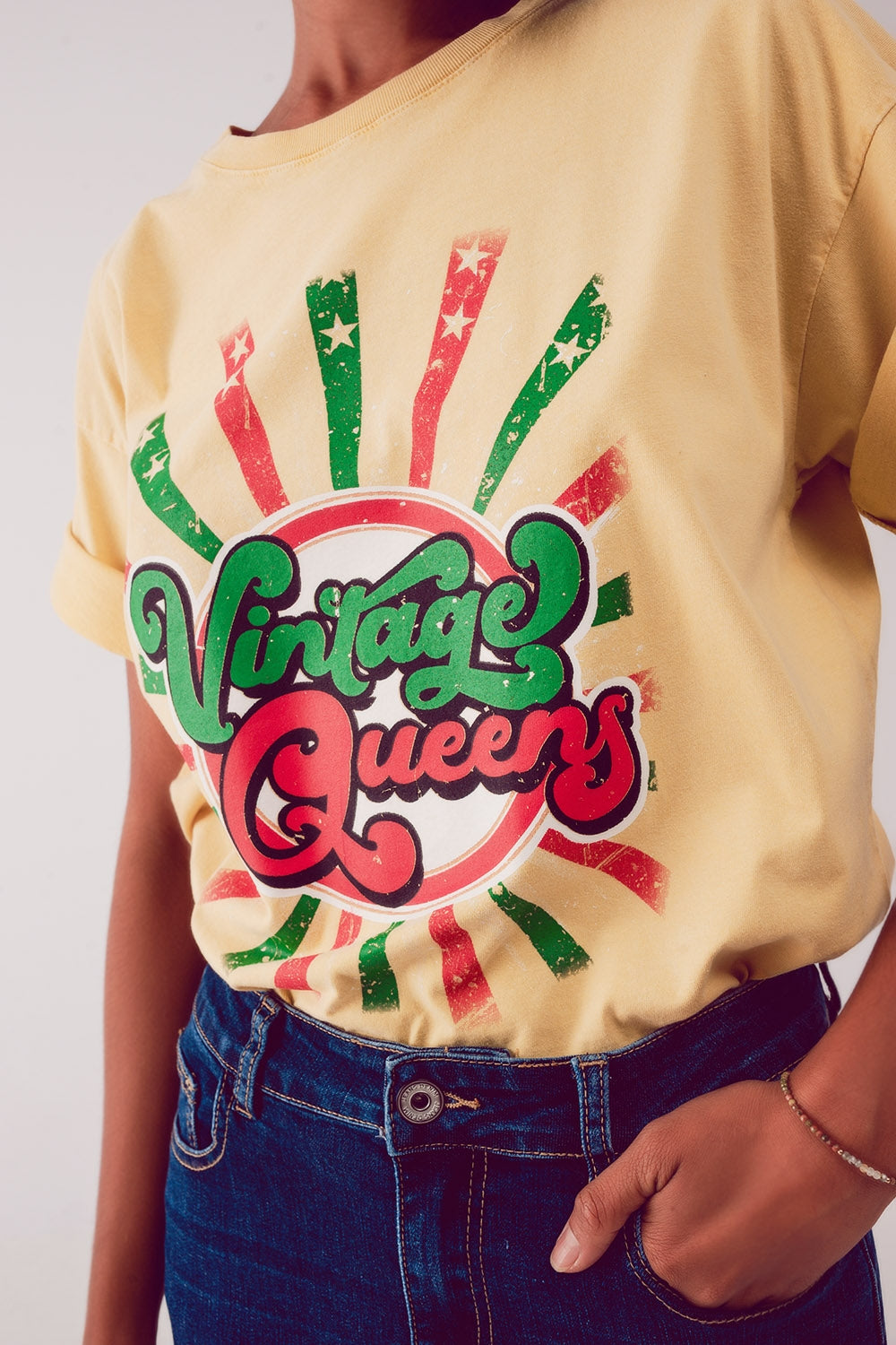 Relaxed t shirt with yellow Vintage Queens graphic print - top