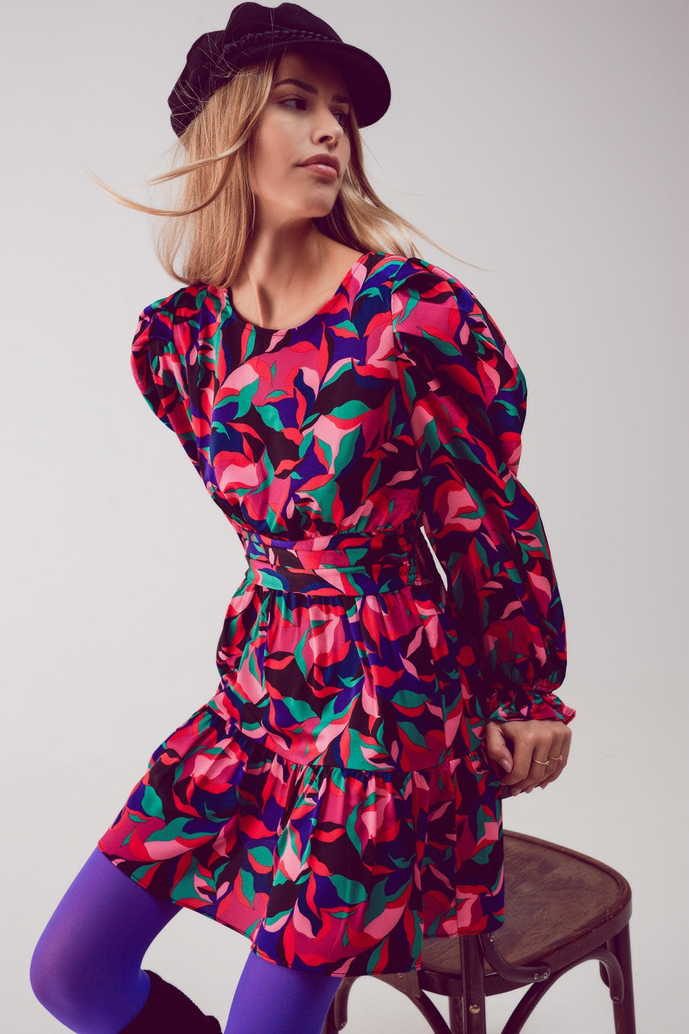 Mini-robe noire à manches bouffantes